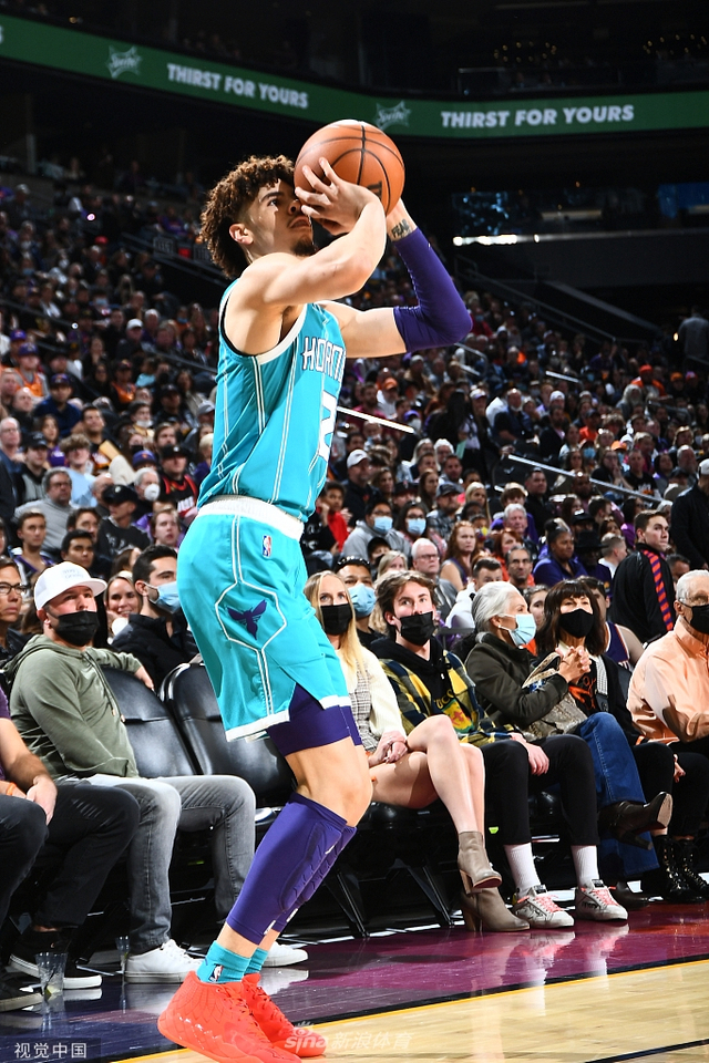 在禁区内靠 在禁区内靠