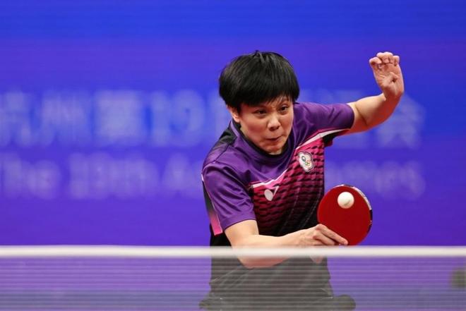 他在场上展 他在场上展