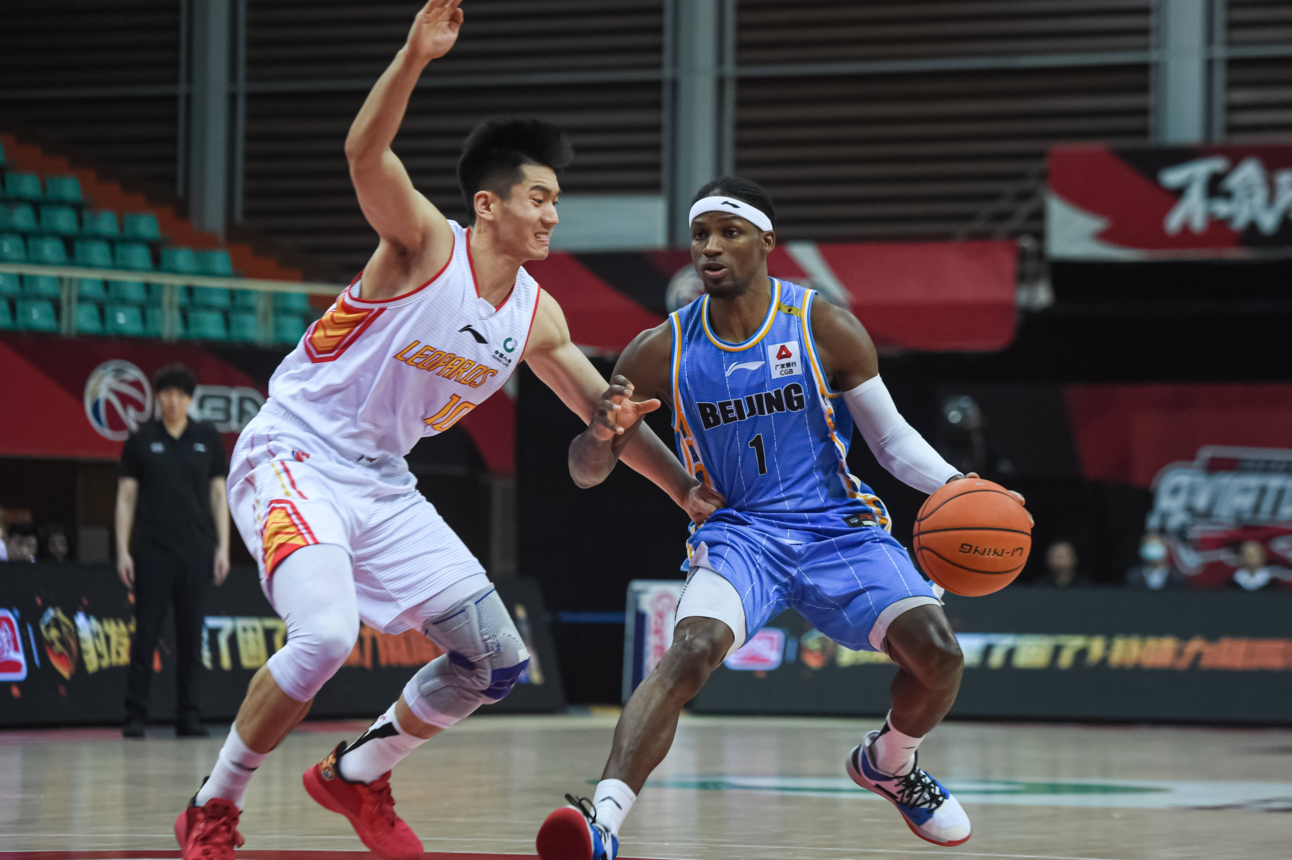 公开场合显 公开场合显